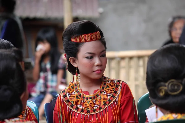 Porträtt av en vacker ung flicka i Torajan — Stockfoto