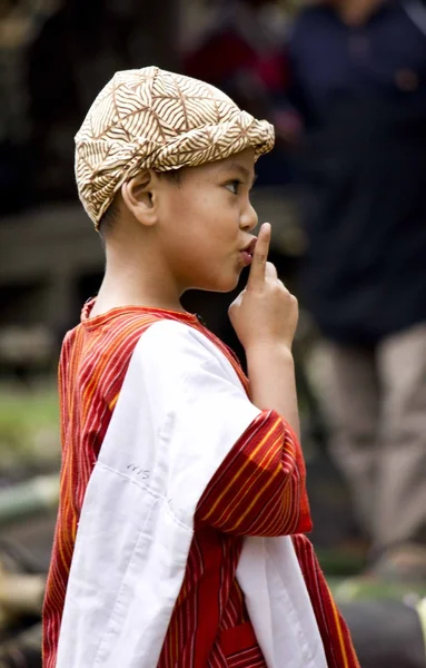 Giovane ragazzo indonesiano dicendo shh — Foto Stock