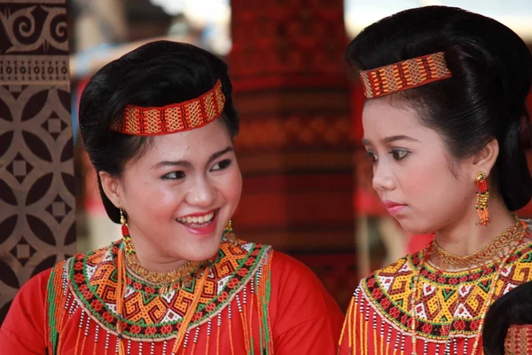 Twee meisjes van de Torajan, een van hen glimlachen — Stockfoto