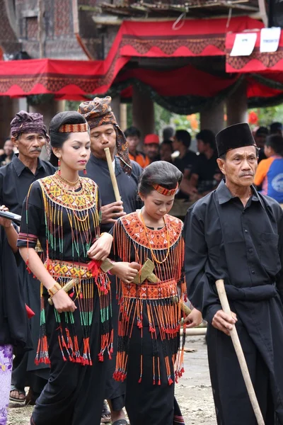Människor procession under en begravningsceremoni — Stockfoto