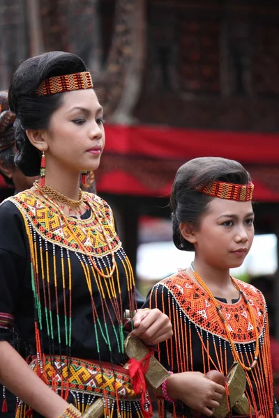 Duas garotas torajanas tradicionalmente vestidas em uma cerimônia fúnebre — Fotografia de Stock