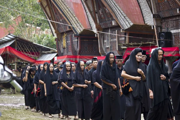 Processione delle donne ad una cerimonia funebre tradizionale — Foto Stock