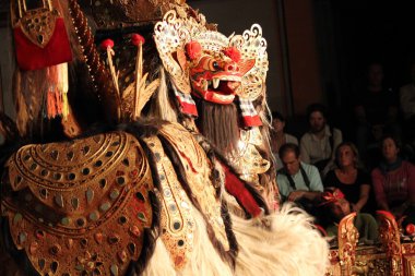 Sahne Alanı'nda tipik Balinese maskeleri