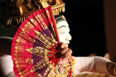 adam maske ve Sahne Alanı'nda dans fan