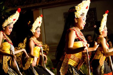 Bali dili geleneksel dans performansı
