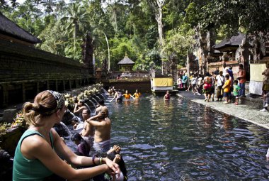 İnsanlar kutsal çeşmeler, Tirta Empul banyo