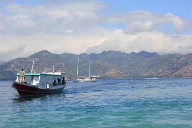 Gili Adaları'nda gelen Endonezya bir adamla tekne