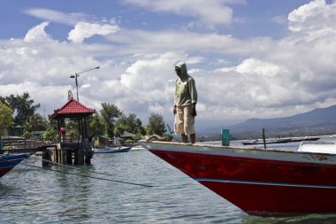 Gili Adaları'nda gelen Endonezya bir adamla tekne