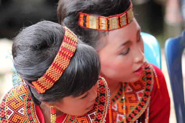 Portret van twee jonge meisjes van de Torajan — Stockfoto