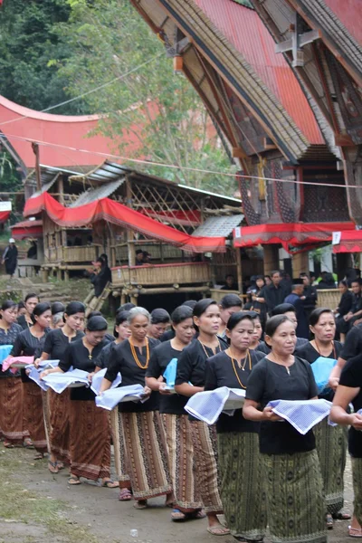 Procesión de mujeres en una ceremonia funeraria tradicional — Foto de Stock