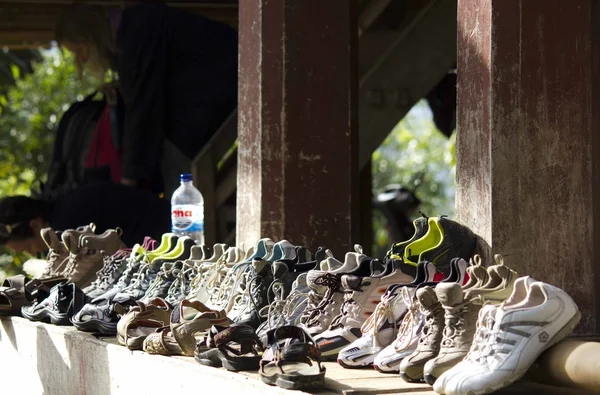 Fila de zapatos de trekking en Indonesia — Foto de Stock