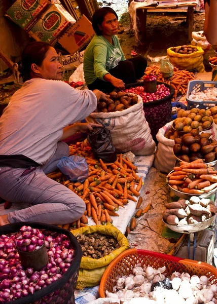 Yerel bir pazarda meyve satan kadınlar — Stok fotoğraf