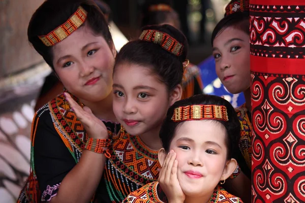 Portrait de groupe de Torajan filles — Photo