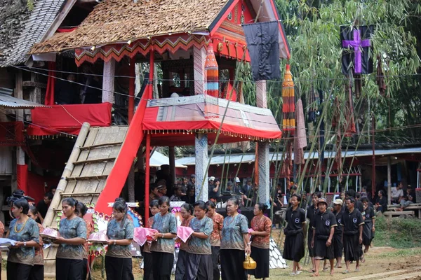 Procession populaire lors d'une cérémonie funéraire en Indonésie — Photo