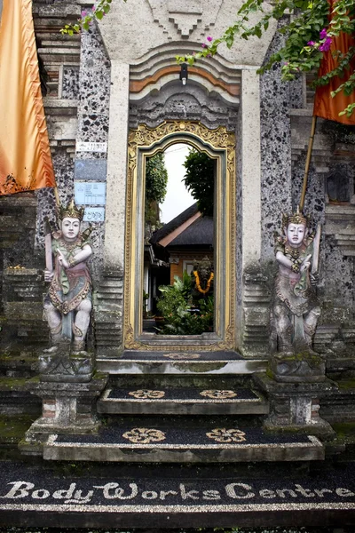 Entrance door for the Ubud Bodyworks Healing Centre — Stok fotoğraf