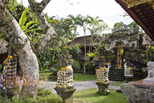 Em torno do jardim do Palácio Ubud, em Bali — Fotografia de Stock