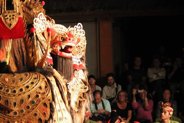 Performance traditionnelle du masque balinais — Photo