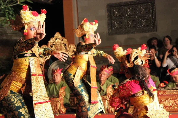 Балийский традиционный танец в Убуде, Бали — стоковое фото