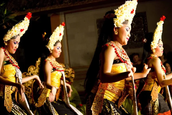 Traditionele Balinese dansvoorstelling — Stockfoto