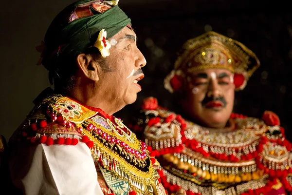 Retrato de hombres balineses vestidos tradicionales — Foto de Stock