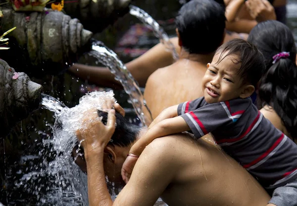 Padre e hijo bañándose en Fuentes Sagradas —  Fotos de Stock