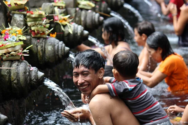 Vater und Sohn baden — Stockfoto