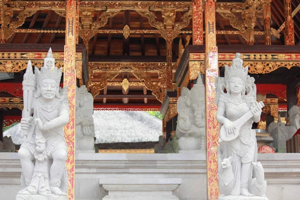 Балийские статуи и архитектура — стоковое фото
