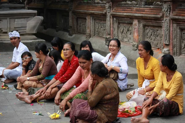 Group of Balinese people and their offers — Zdjęcie stockowe