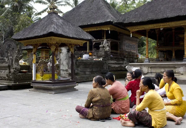 Bali dili Kişilik grubun tekliflerini Tirta Empul oturup — Stok fotoğraf