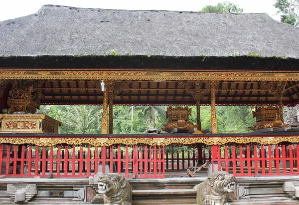 Oltár az istentisztelet, a Tirta Empul telek, Balin — Stock Fotó