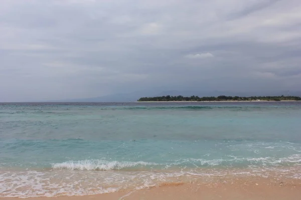 Isole Gili spiaggia bordo dell'acqua — Foto Stock