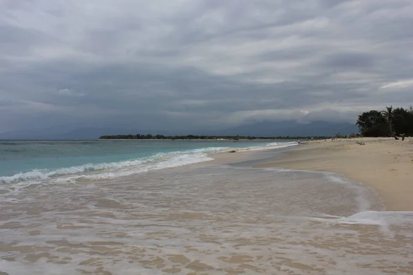 吉利岛海滩水的边缘 — 图库照片