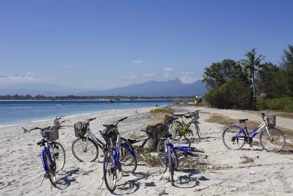 Grupp av cyklar parkerade på White Sand — Stockfoto