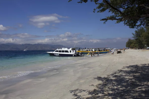 Fisghing båtar på strandlinjen av Gili Islands — Stockfoto
