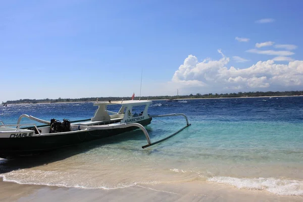 Dykbåt på strandlinjen i Gili Islands — Stockfoto