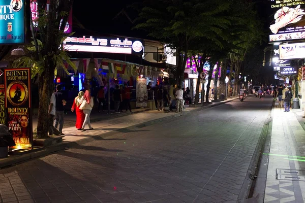 Kuta rua principal à noite — Fotografia de Stock