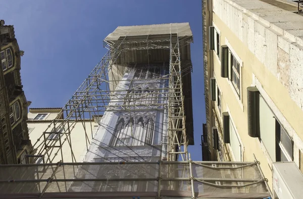 View from the bottom of the famous Santa Justa elevator in Lisbon — Stock Photo, Image