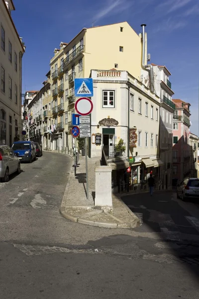 Rua de declive tradicional no quartier Bairro Alto em Lisboa — Fotografia de Stock