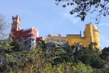 Renkli Pena National Palace tepenin altından göster