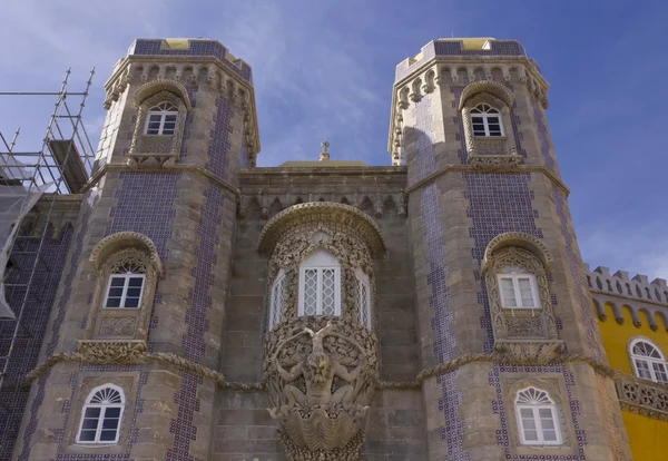 Sintra národní palác v Sintra, Portugalsko, lešení na levé straně — Stock fotografie