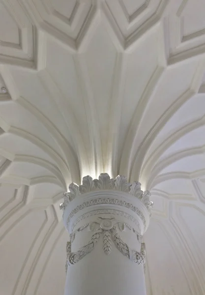 Close up of a corinthian capital and decorated ceiling — Stock Photo, Image
