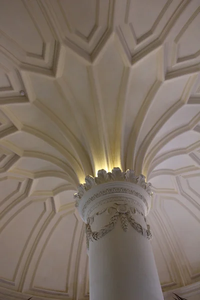 Corinthian capital and decorated ceiling — Stock Photo, Image