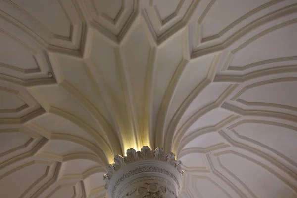 科林斯柱式的柱头和装饰的天花板的特写 — 图库照片