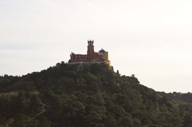 Sintra Pena Ulusal sarayda mesafeden görüntülemek