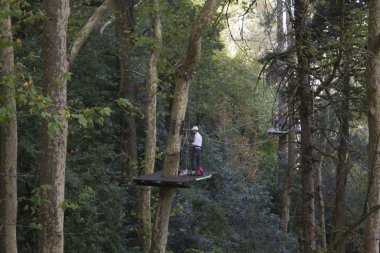 Adam iş yerinde yükseltilmiş platformda