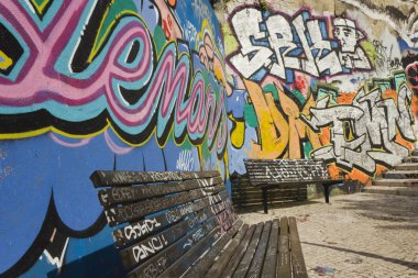İki banklar grafiti ile püskürtülür