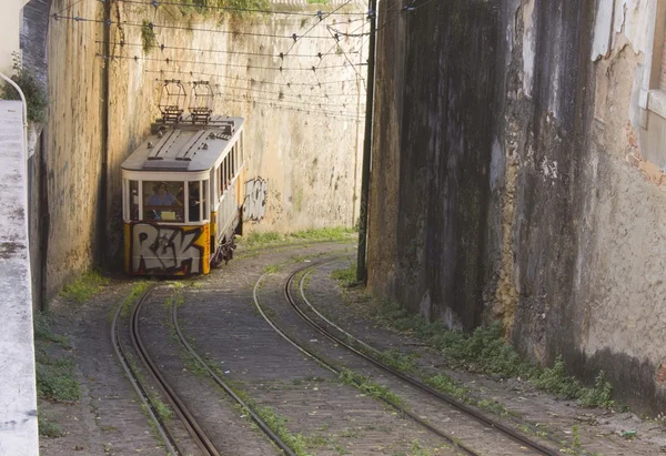 The arrival of Lavra Funicular in Lisbon — Stock Photo, Image