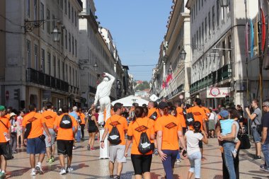 Lizbon maraton Rua Augusta bölgesinde yürüyüş katılımcılar