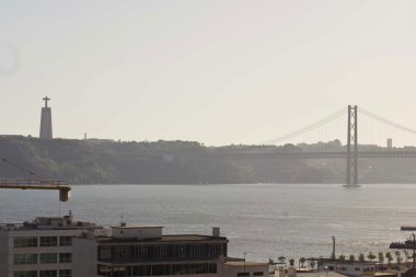 Tagus Nehri ve 25 Nisan Köprüsü