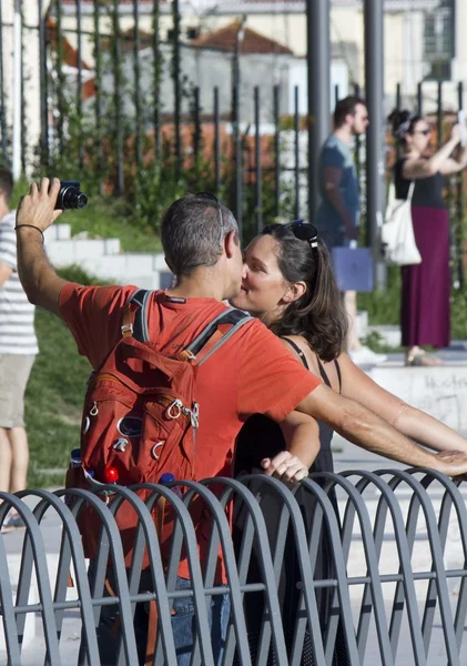 Dos turistas besándose mientras hacen una selfie — Foto de Stock